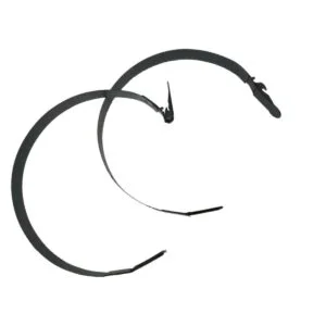 Twee metalen klemmen voor een bokspaal.